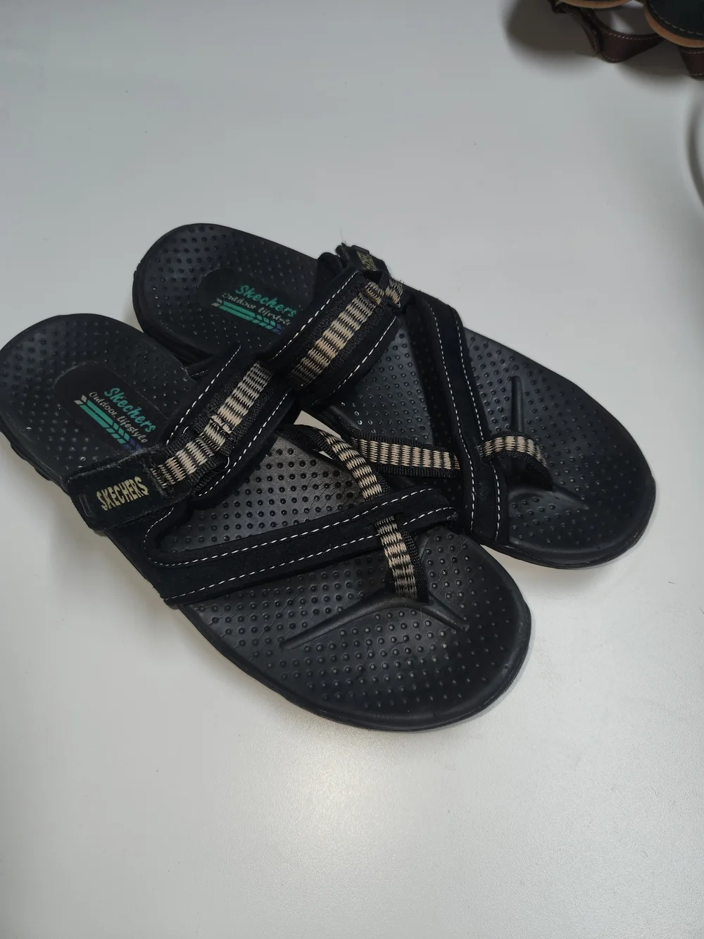 Skechers Women's Black Sandal with Tan Stripes Size 9